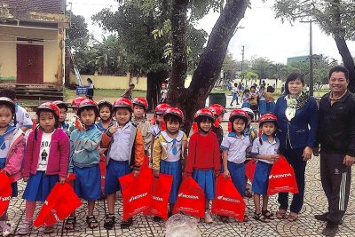 Trao tặng mũ bảo hiểm cho học sinh lớp 1 năm học 2023-2024